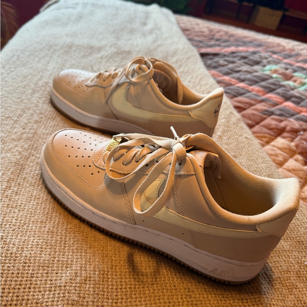 Nike Women’s Air Force 1 tan/cream/gold